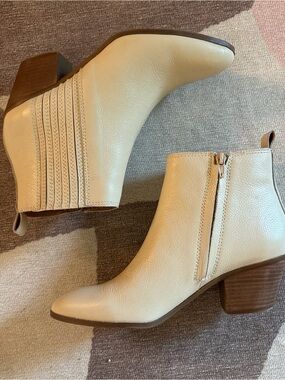 Frye and Co Women's Cream Leather Ankle Boots